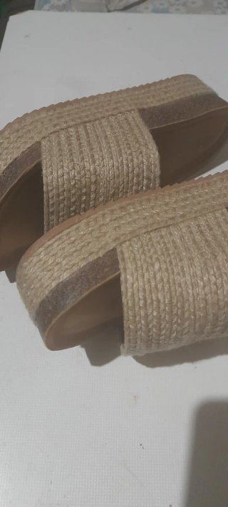Cuñas de verano beige y marrón