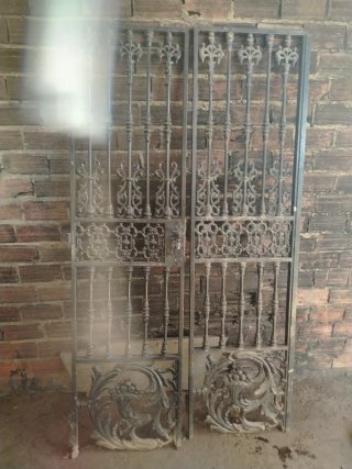 Puerta de forja antigua