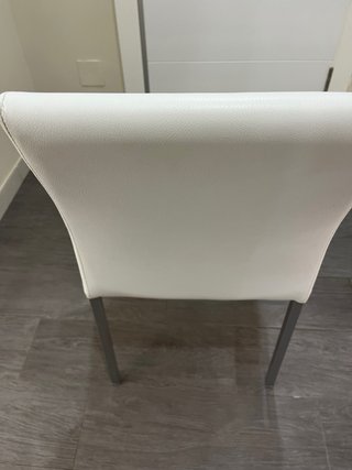 Mesa de cocina y 4 sillas de cuero