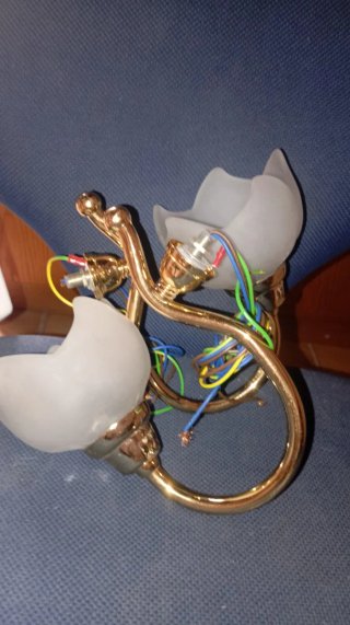 2 Lámparas de pared doradas y blancas