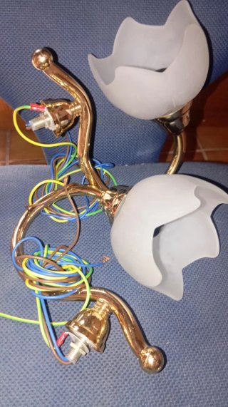 2 Lámparas de pared doradas y blancas