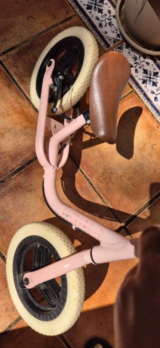 Bicicleta sin pedales rosa