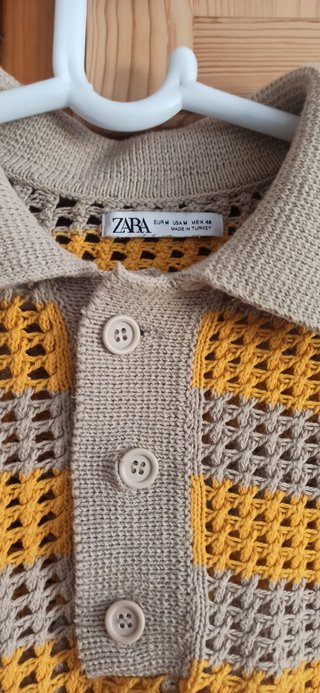 Polo de verano de rayas beige y color mostaza.