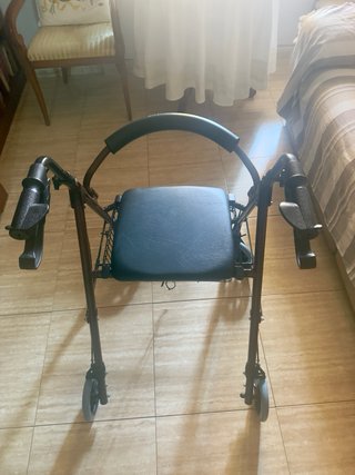 Andador Plegable con Asiento y Frenos. Sin usar.