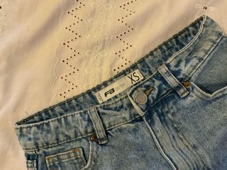 Pantalones cortos vaqueros desgastados