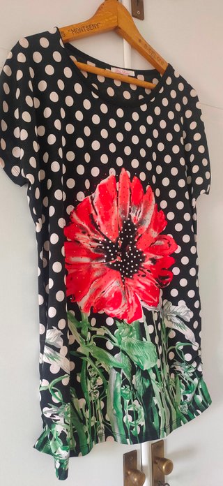 Blusa Blue Deise lunares y flor roja