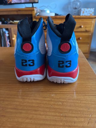 Zapatillas deportivas altas blancas y rojas