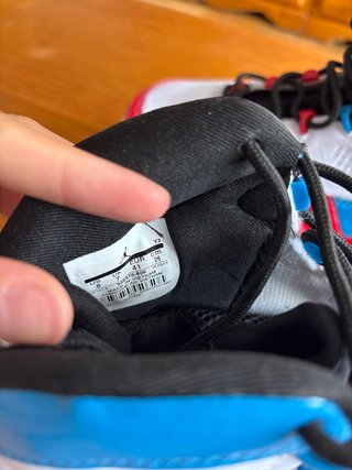 Zapatillas deportivas altas blancas y rojas