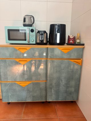 Cocina completa:electrodomésticos,mesas y sillas