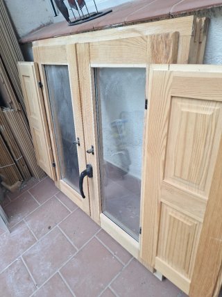 Armario de madera con puertas y tirador