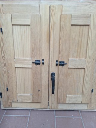 Armario de madera con puertas y tirador