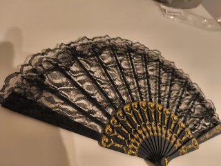 Abanico de encaje negro y dorado