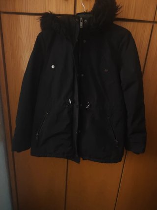 Chaquetón negro con capucha y pelo