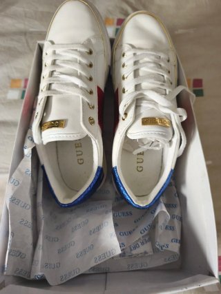 Zapatillas Guess Blancas y Azules