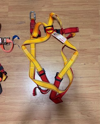 Arnés de seguridad amarillo y rojo
