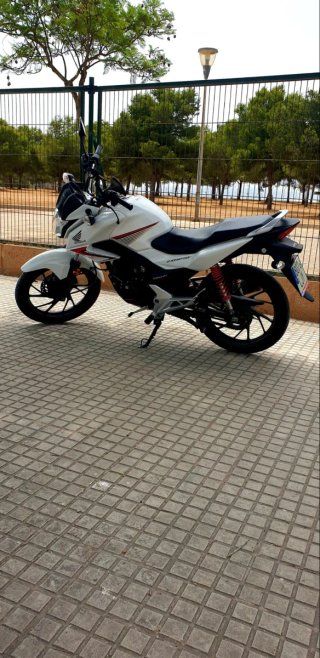 Honda GLR 125 Naked Blanca y Roja