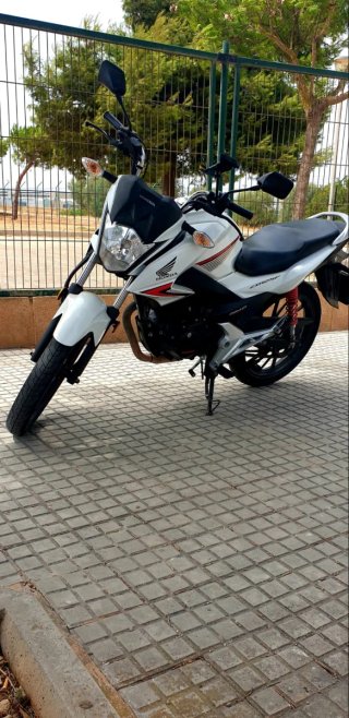 Honda GLR 125 Naked Blanca y Roja