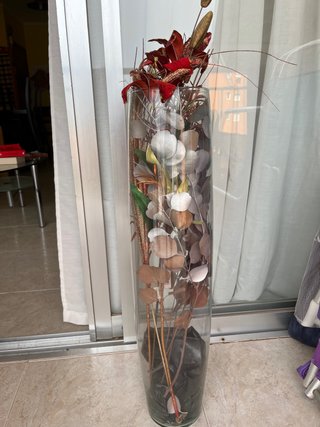 Jarrón alto cristal con flores artificiales rojas