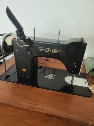 Máquina de coser Wertheim antigua