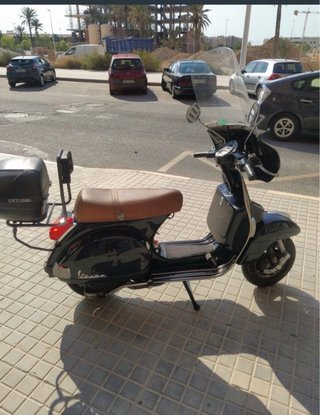 Vespa 150cc Negra y Marrón