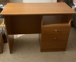 Escritorio de madera con cajones