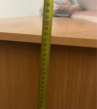 Escritorio de madera con cajones
