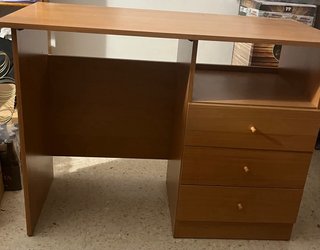 Escritorio de madera con cajones