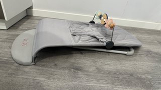 Amaca per neonati grigia con arco giocattoli BabyBjorn