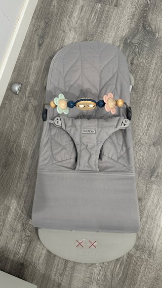 Amaca per neonati grigia con arco giocattoli BabyBjorn