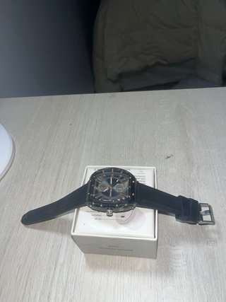 Reloj Negro y Dorado