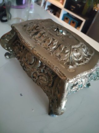 Joyero antiguo con adornos