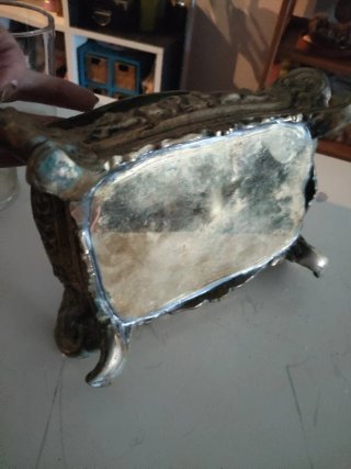 Joyero antiguo con adornos