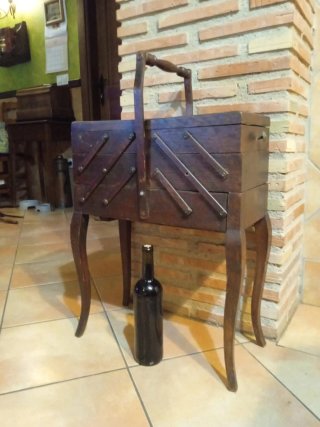 Antico cassetto per cucito in legno