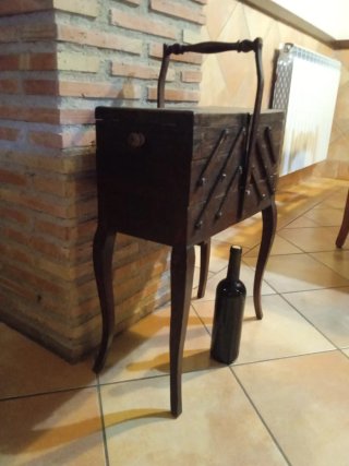 Antico cassetto per cucito in legno