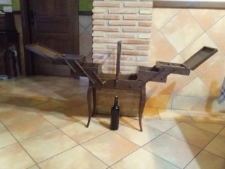 Antico cassetto per cucito in legno
