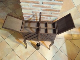 Antico cassetto per cucito in legno