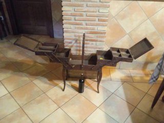 Antico cassetto per cucito in legno