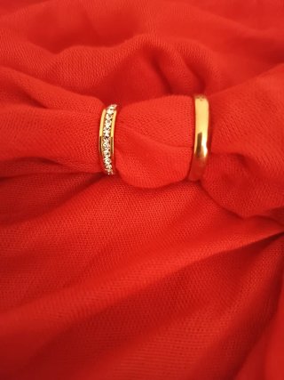 Anillo dorado con circonitas