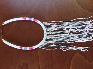 Collar de bolitas blanco con detalles