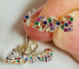 Pendientes “LOVE” de circonitas y plata de ley 925