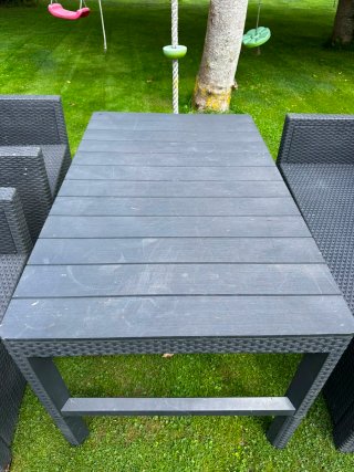 Mesa y 4 sillas de jardín