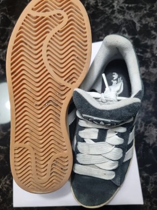 Scarpe Adidas nere e bianche