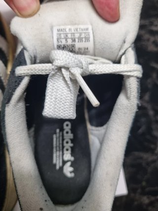 Scarpe Adidas nere e bianche