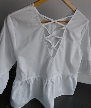 Blusa blanca con volantes