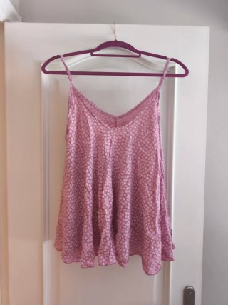 Blusa de tirantes floral rosa y blanco