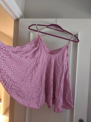 Blusa de tirantes floral rosa y blanco