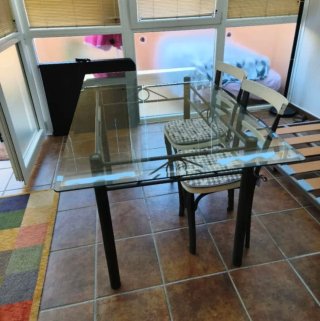 Mesa cristal y 4 sillas madera