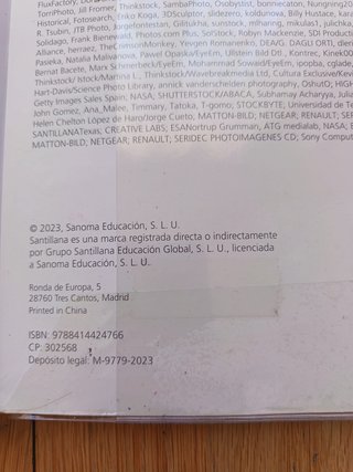 Libro y cuadernillo de química y física.