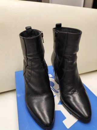 Stivaletti in pelle neri con tacco