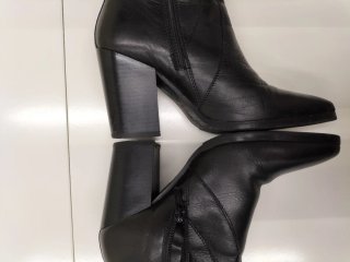 Stivaletti in pelle neri con tacco